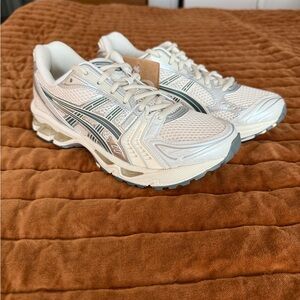 ASICS Gel-Kayano 14
Birch Dark Pewter Men’s 6.5/Women’s 8